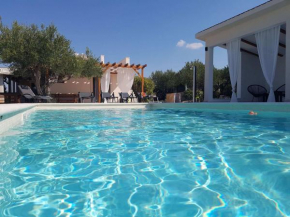 Dalmatian stone house with swimming pool near Supetar